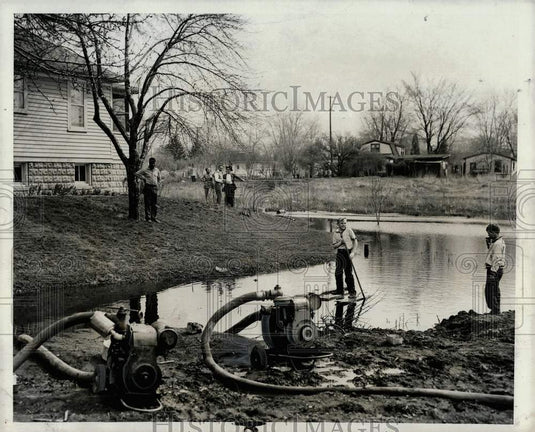 1954 Press Photo Teddy Littleworth and John Shuell play on a pond near Detroit - Historic Images