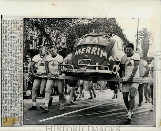 1964 Press Photo Fraternities At University Of Southern California "Race" Bugs - Historic Images