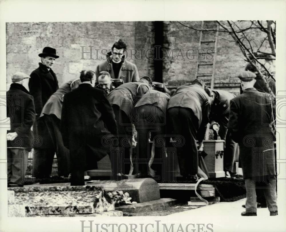 1965 Press Photo Servicemen rehearse Winston Churchill burial, Bladon, England - Historic Images