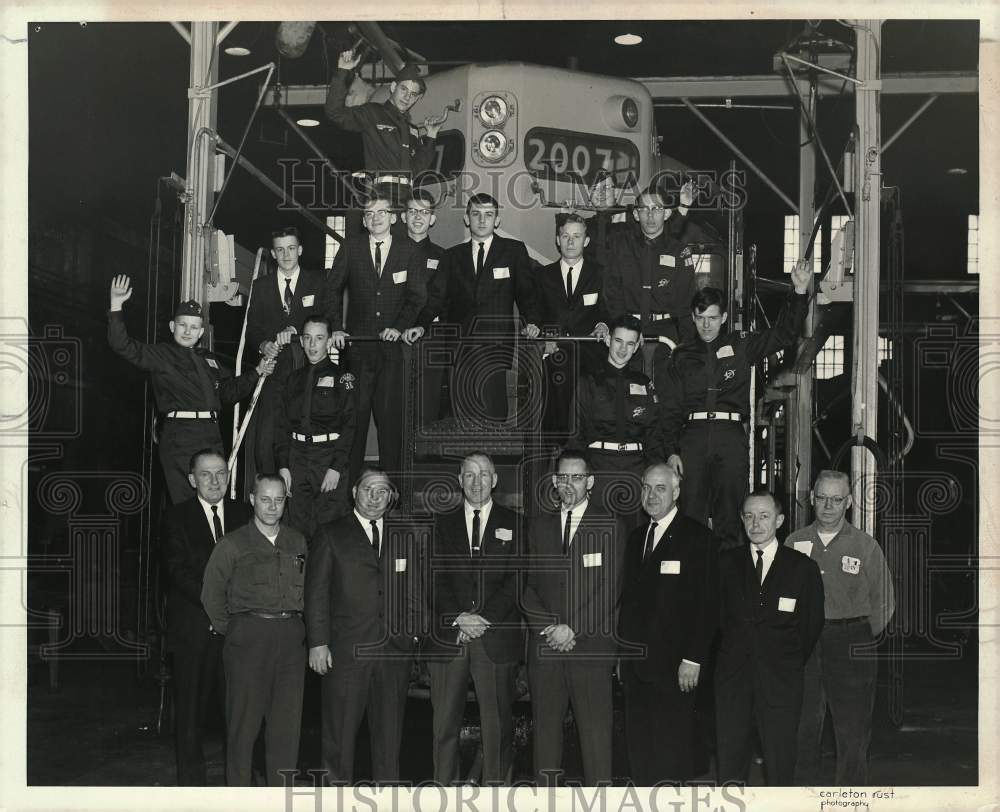 1964 Press Photo Explorer Boy Scouts and Great Northern Personnel atop train- Historic Images