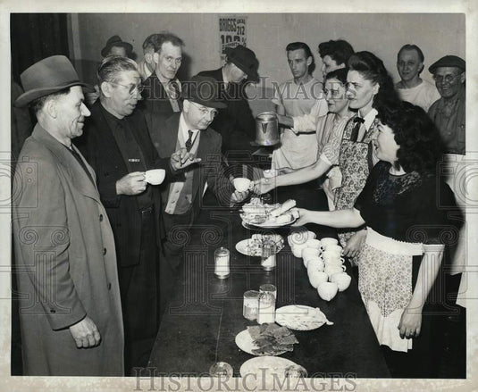 1948 Press Photo Ladies Run Soup Kitchen Line For Striking Detroit Autoworkers - Historic Images