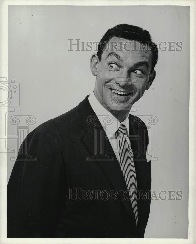 Press Photo Actors Jack Carter makes faces for the camera. - afx01454 - Historic Images