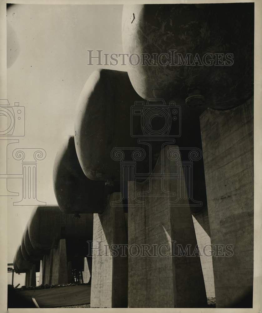 Press Photo U.S. Rubber Company Institute Plant&#39;s 30,000-gallon chemical tanks - Historic Images