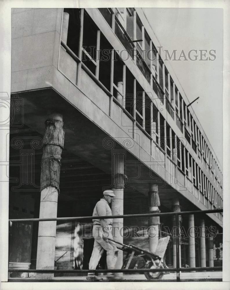 1953 Press Photo Worker Near New United States Embassy In Copenhagen, Denmark - Historic Images