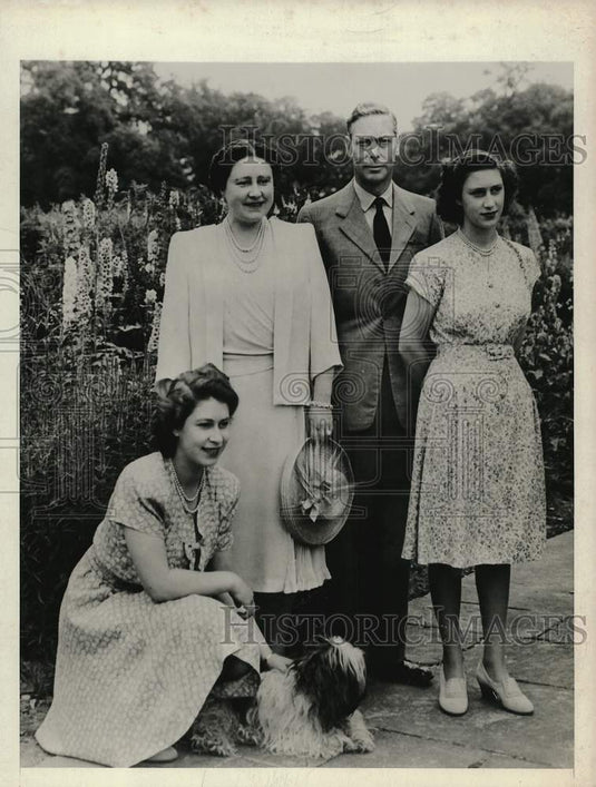 1946 Press Photo England's Royal Family in the Gardens of Windsor Castle. - Historic Images