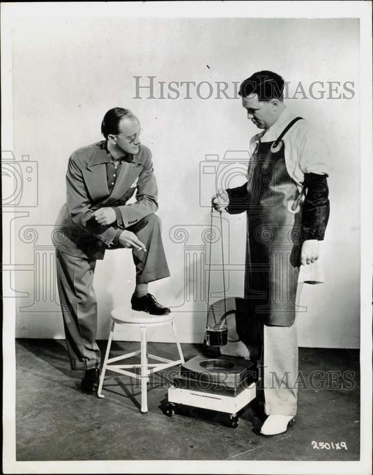 1937 Press Photo Gale Gitterman and Pete Smith handle radium on a movie set- Historic Images