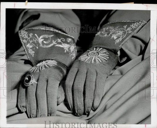 1946 Press Photo The Gloves and Ring of a Cardinal - afx03567- Historic Images
