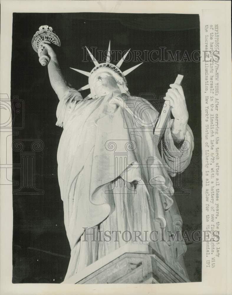 1976 Press Photo Statue of Liberty illuminated for the Bicentennial, NY City- Historic Images