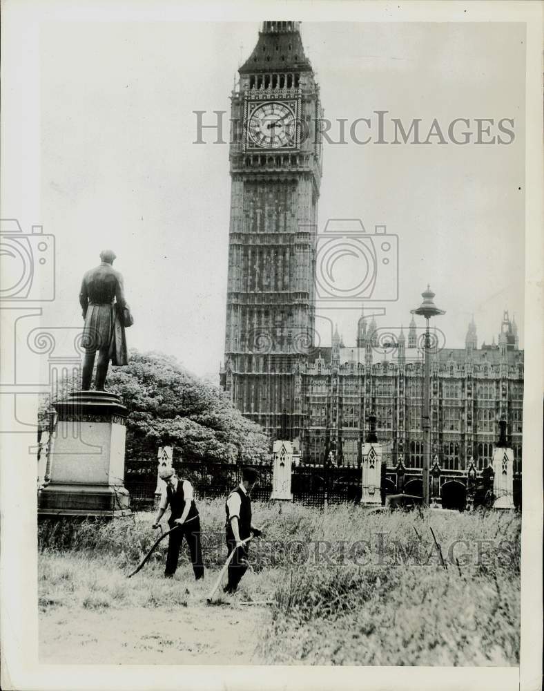 1941 Press Photo Workers Cut Grass at Parliament Square Near Big Ben in England- Historic Images