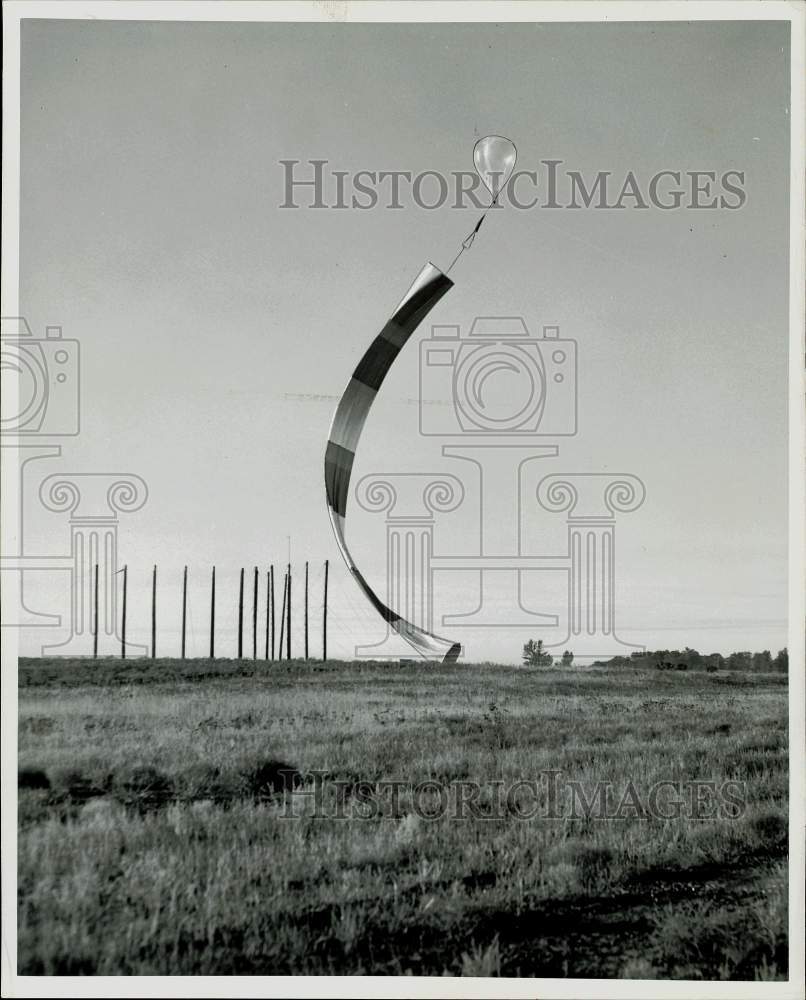 1962 Press Photo Antenna connected to a balloon launched near New Brighton, Wis. - Historic Images