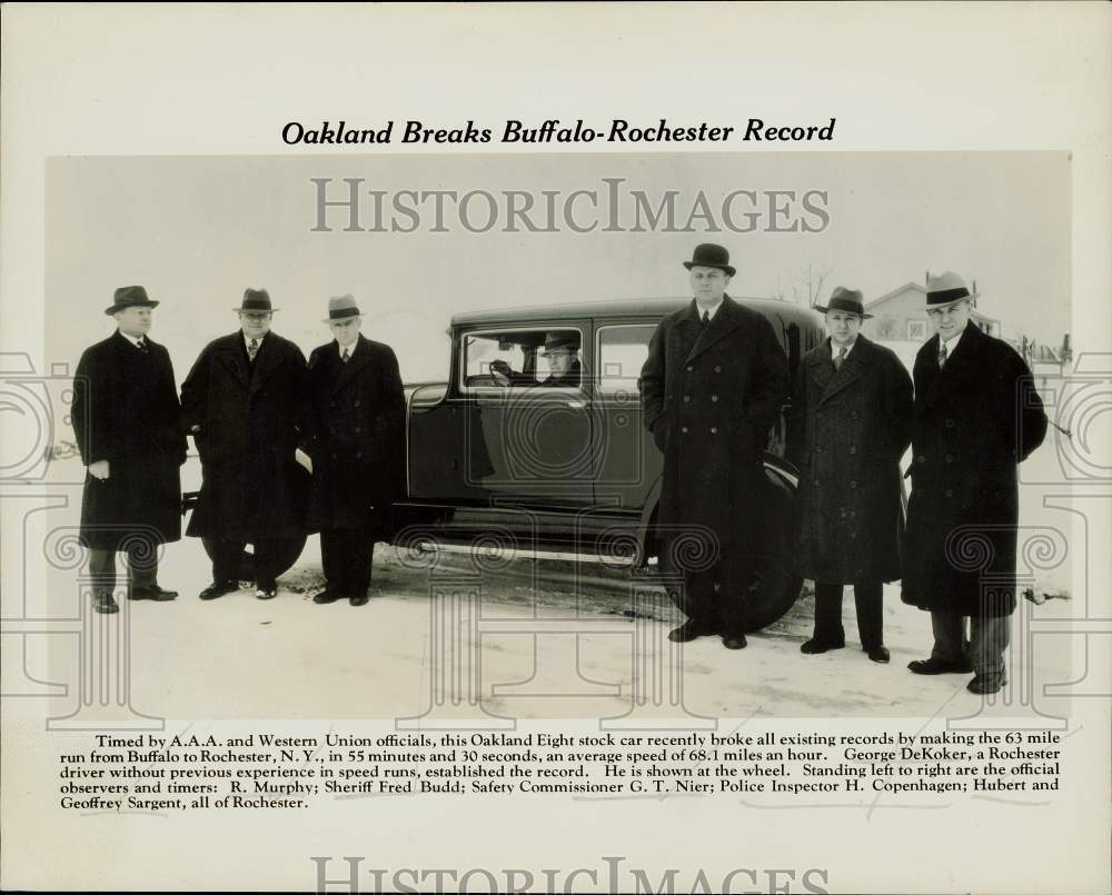 1930 Press Photo Driver George DeKoker and officials with Oakland 8 stock car - Historic Images