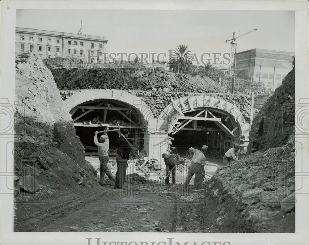 1948 Press Photo Workers Build Subway Tunnels, Rome - afx06517 - Historic Images