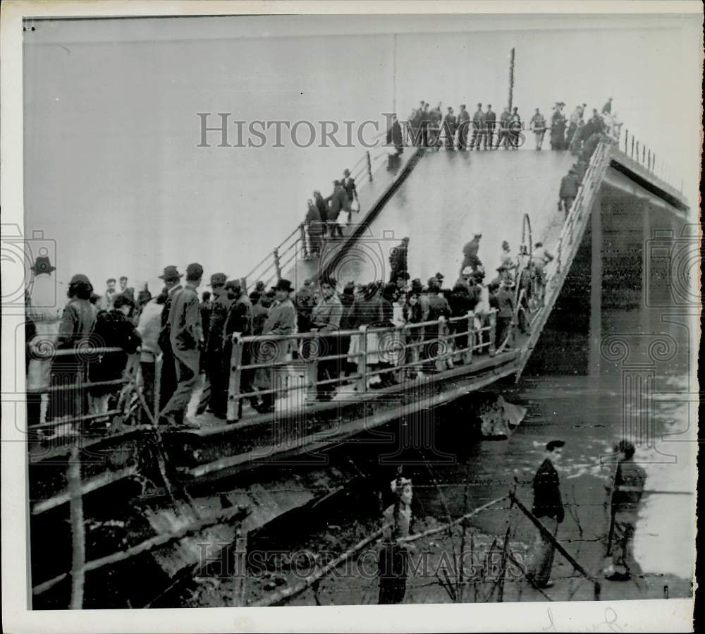 1960 Press Photo Survivors of an earthquake on a collapsed bridge in Chile.- Historic Images