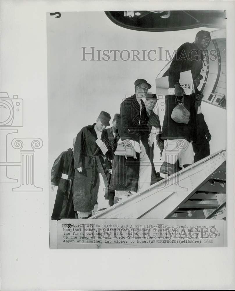 1953 Press Photo American POWs board a plane in Seoul, Korea for Japan - Historic Images