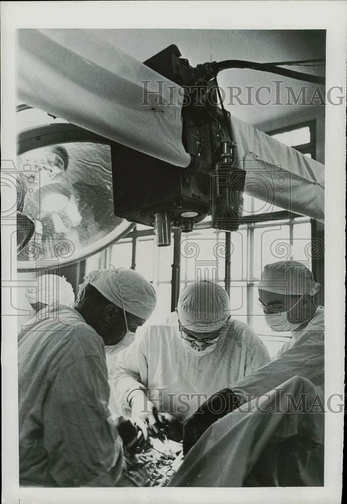 1947 Press Photo New York Hospital surgeons remove a patient&#39;s thyroid gland- Historic Images