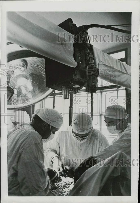 1947 Press Photo New York Hospital surgeons remove a patient's thyroid gland- Historic Images