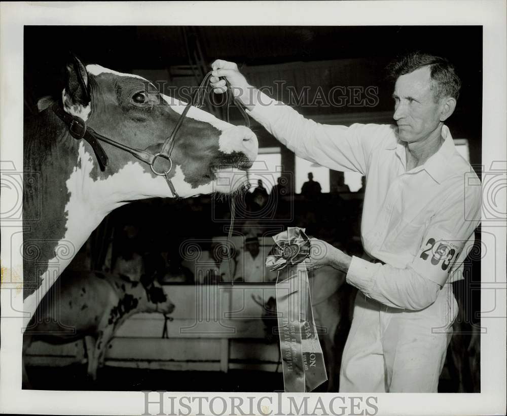 1955 Press Photo Ohio Herdsman E.C. Jennings, Prize Cow At Illinois State Fair- Historic Images