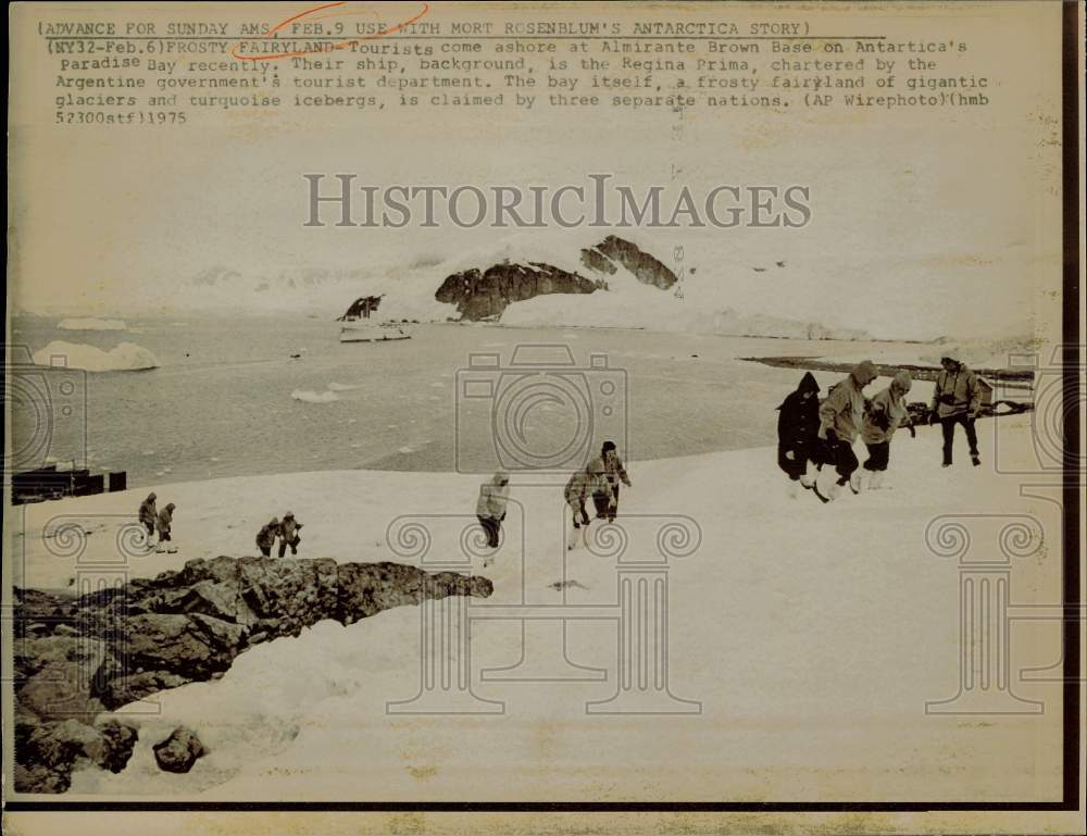 1975 Press Photo Tourists come ashore at Almirante Brown Base in Antarctica - Historic Images