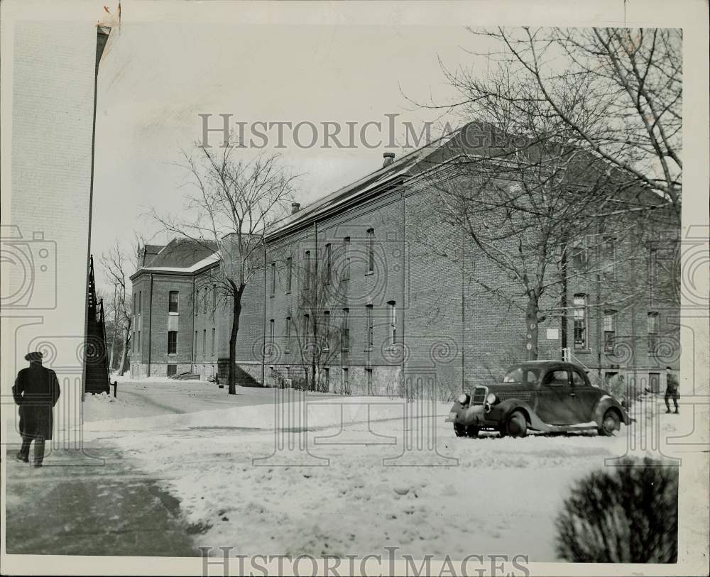 1947 Press Photo Condemned Dormitory At Chicago State Mental Institution-Dunning - Historic Images