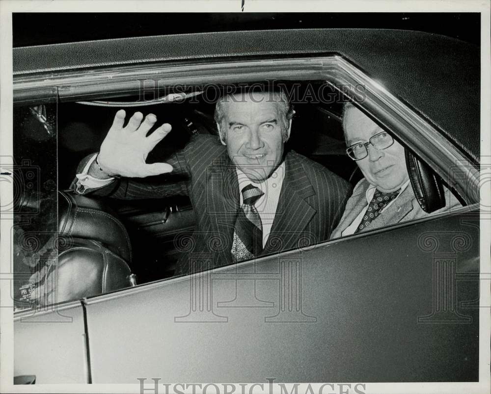 1972 Press Photo Senator George McGovern, Aide Dick Dougherty Arrive in Chicago- Historic Images