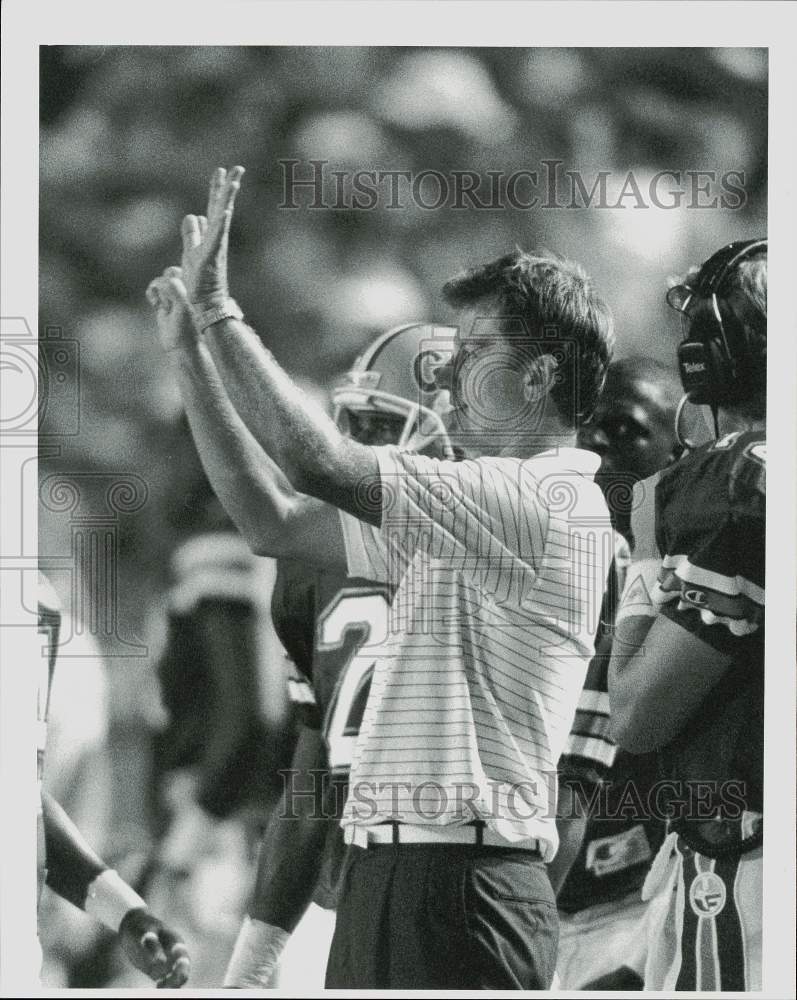 Press Photo Florida college football coach Steve Spurrier makes gesture for play - Historic Images
