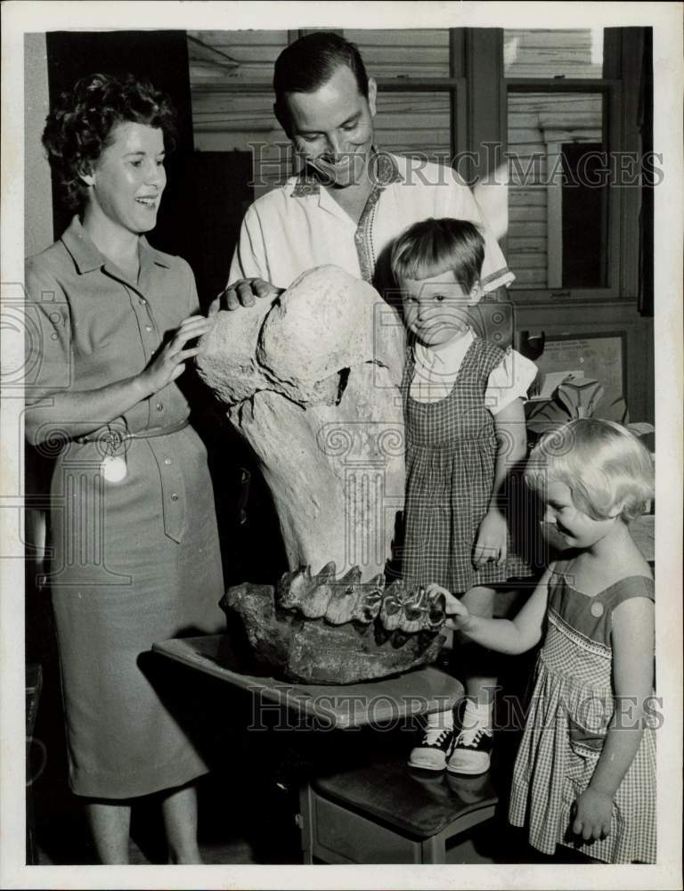 1959 Press Photo The Turner family examines elephant bone in St. Petersburg, Fl. - Historic Images