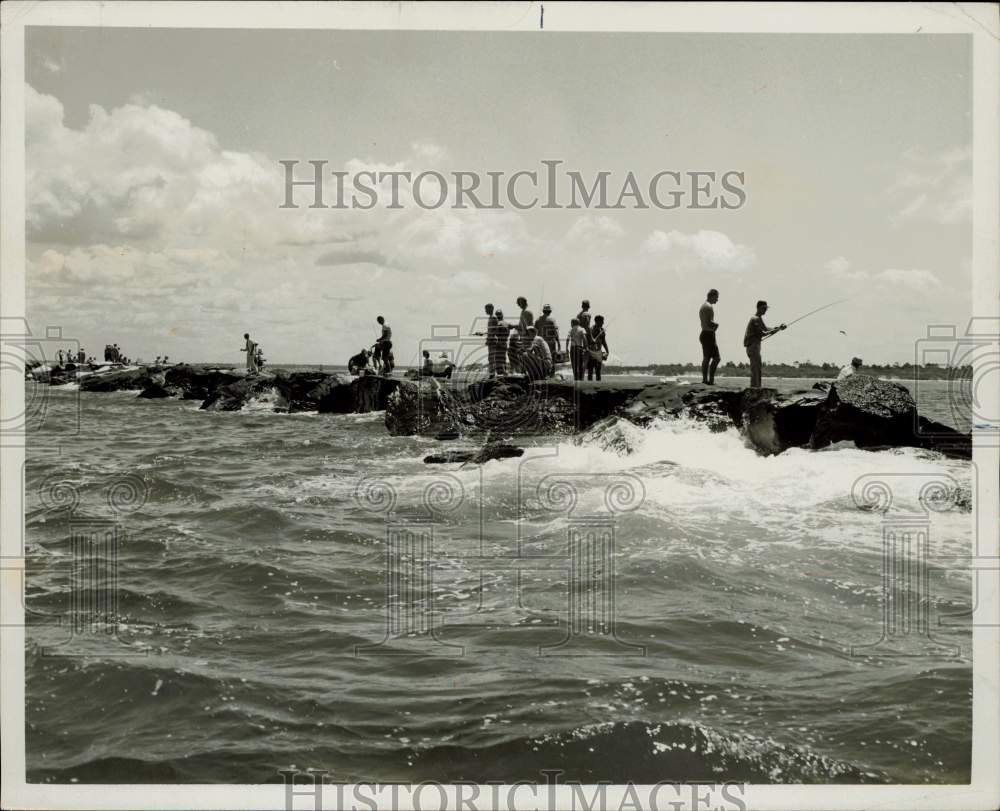 1966 Press Photo Fishermen on the jetty at St. Andrews State Park, Florida - Historic Images