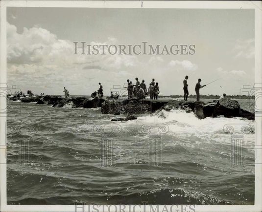 1966 Press Photo Fishermen on the jetty at St. Andrews State Park, Florida - Historic Images