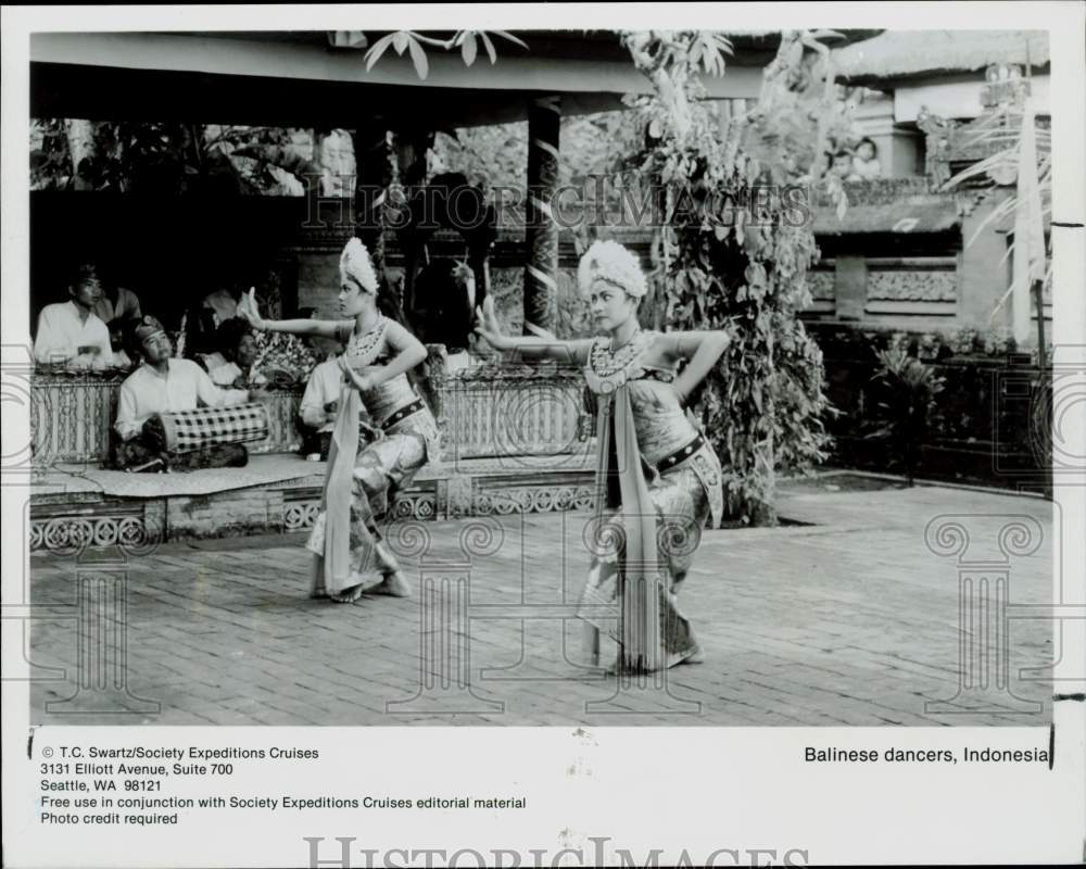 1989 Press Photo Balinese Dancers Perform in Indonesia - afx09889 - Historic Images