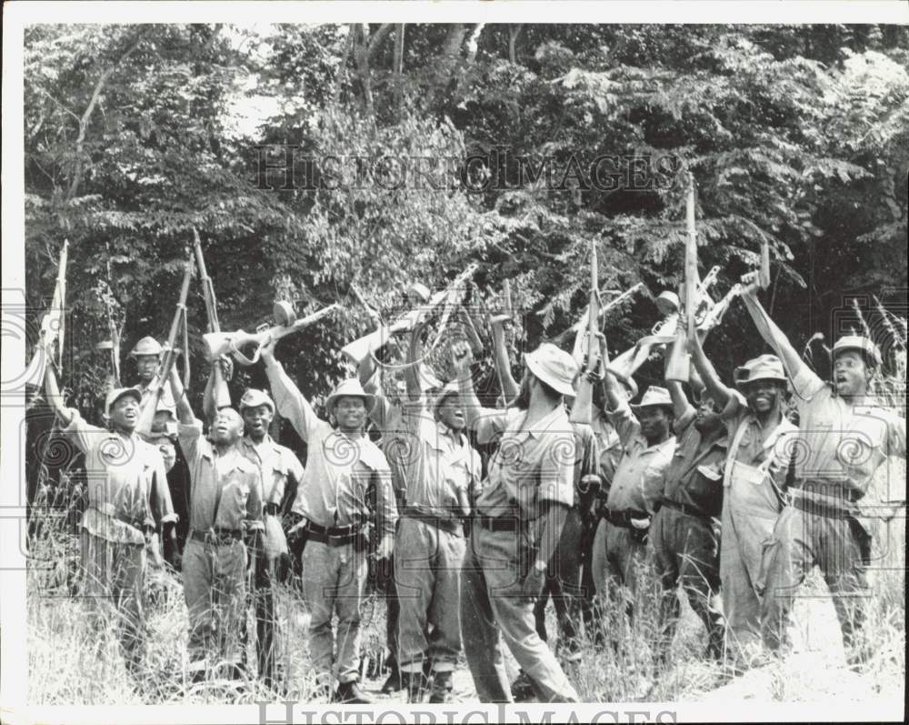 1971 Press Photo National Liberation Guerrilla Troops In Angola Show Guns- Historic Images