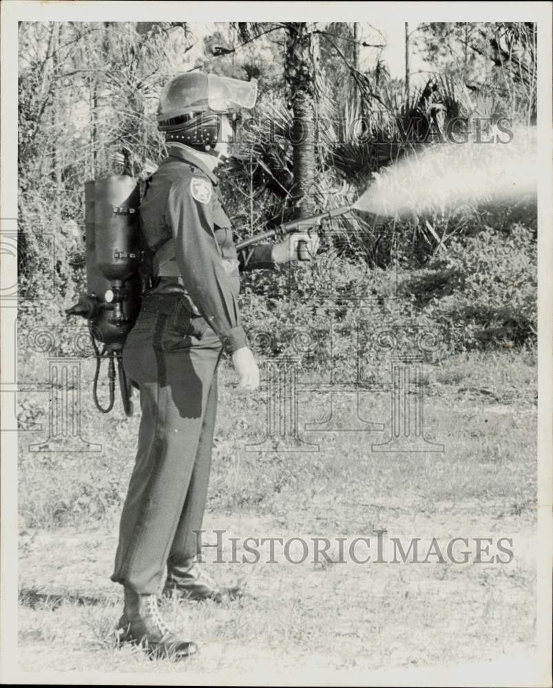 1968 Press Photo Sheriff&#39;s Department Lieutenant Demonstrates Tear Gas Gun Use - Historic Images