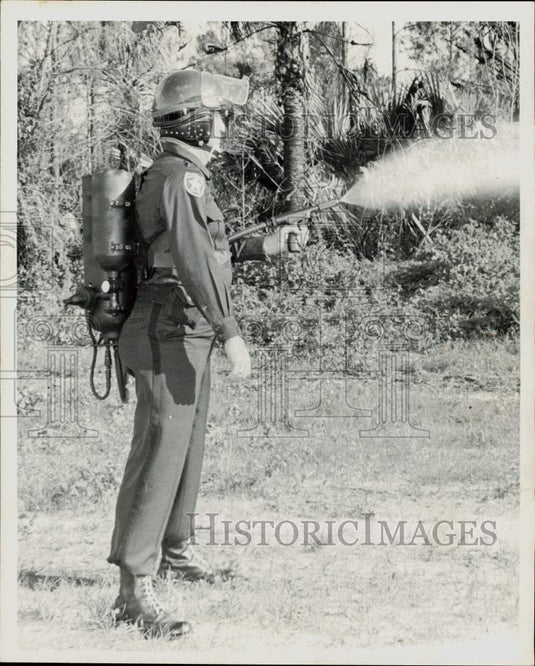 1968 Press Photo Sheriff's Department Lieutenant Demonstrates Tear Gas Gun Use - Historic Images