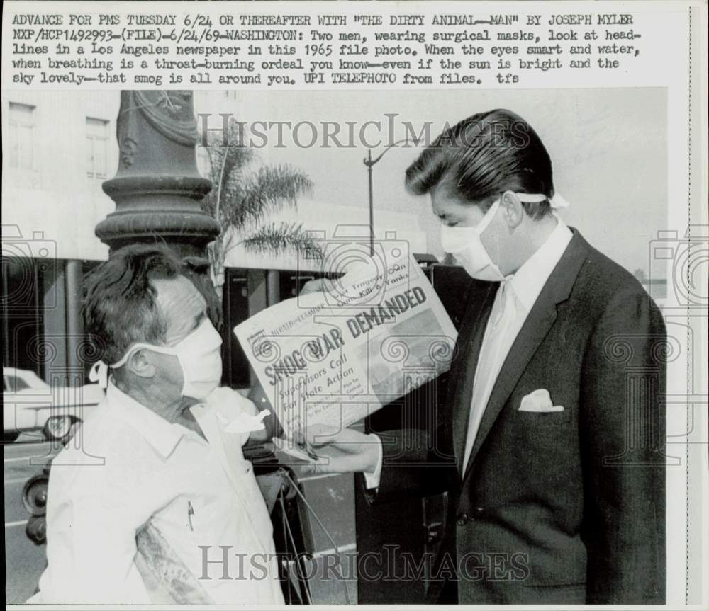 1965 Press Photo Men in surgical masks read a Los Angeles newspaper headline - Historic Images