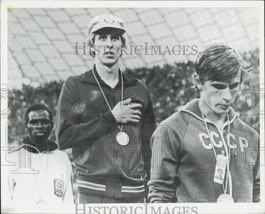 1973 Press Photo Track & field star Dave Wottle during a medal ceremony - Historic Images