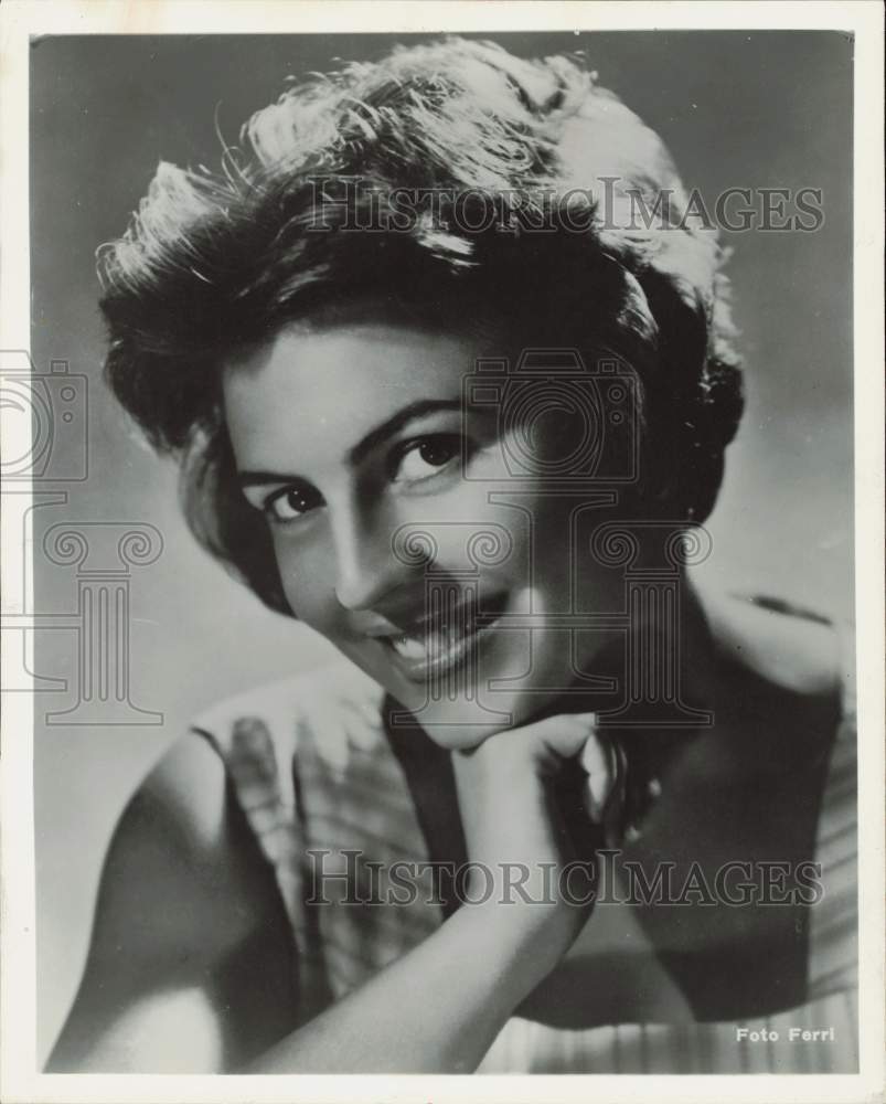 1963 Press Photo Soprano Mariella Adani is Norma in &quot;Don Pasquale&quot; in Chicago - Historic Images