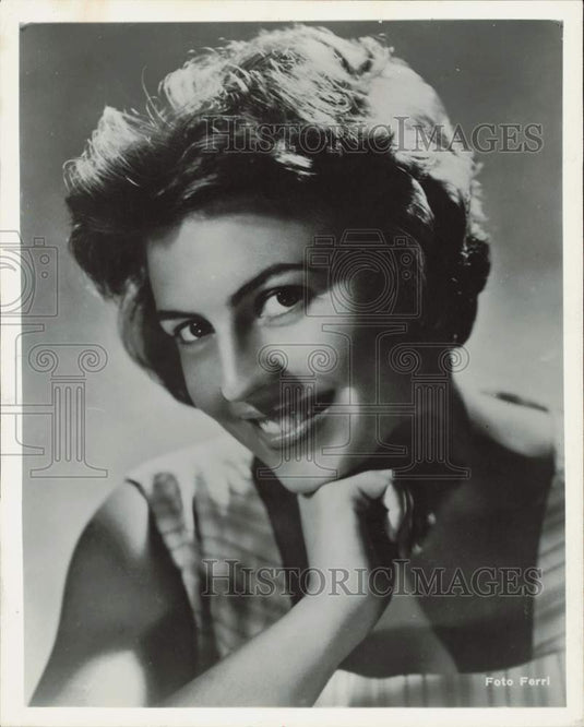 1963 Press Photo Soprano Mariella Adani is Norma in "Don Pasquale" in Chicago - Historic Images