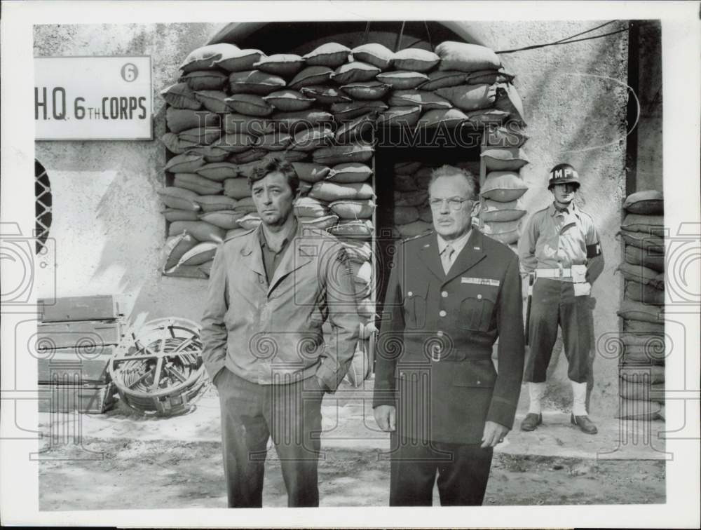 1971 Press Photo Robert Mitchum and Arthur Kennedy star in the film &quot;Anzio&quot; - Historic Images