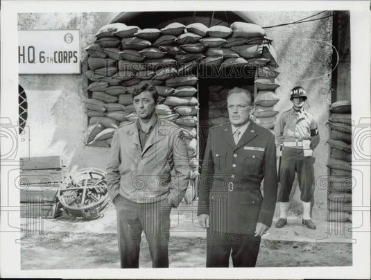 1971 Press Photo Robert Mitchum and Arthur Kennedy star in the film "Anzio" - Historic Images