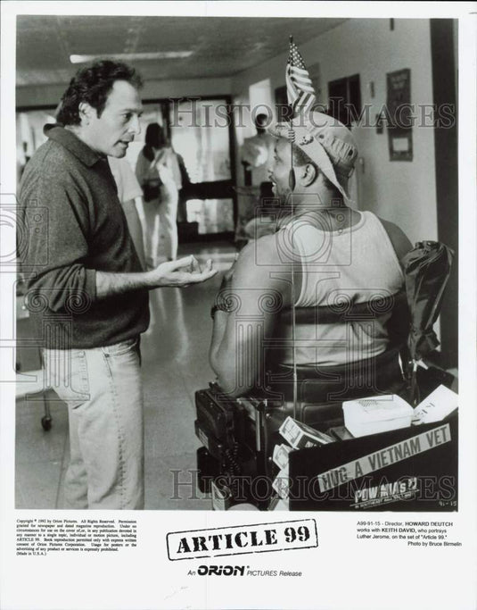 1992 Press Photo Director Howard Deutch & Actor Keith David on "Article 99" Set - Historic Images
