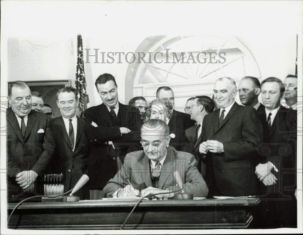 1965 Press Photo President Lyndon B. Johnson signs bill as his cabinet looks on - Historic Images