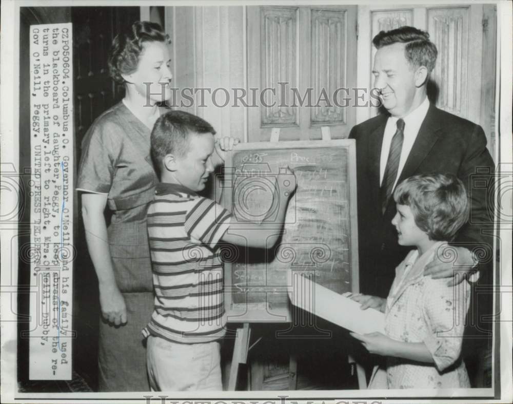 1958 Press Photo Ohio Governor O&#39;Neill with his wife and children in Columbus - Historic Images