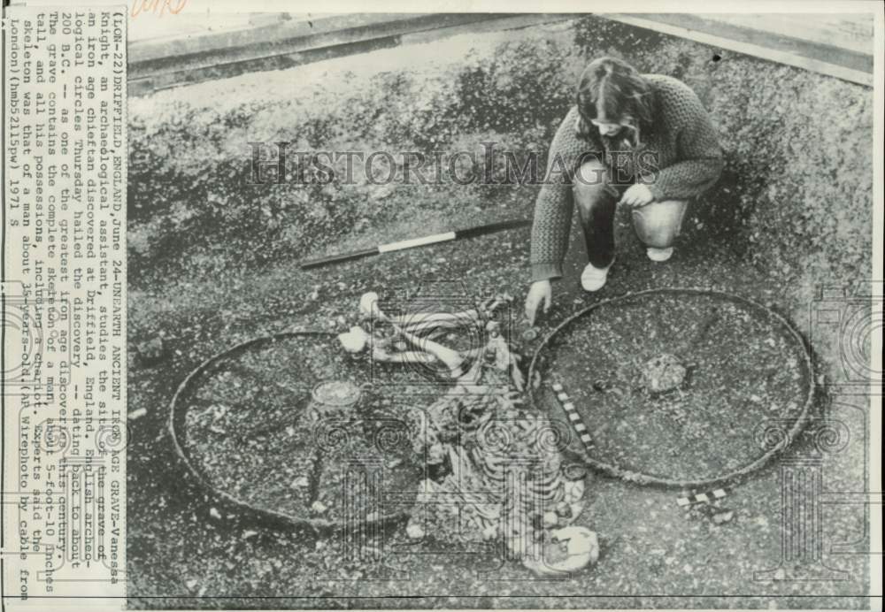 1971 Press Photo Vanessa Knight studies a gravesite in Driffield, England - Historic Images