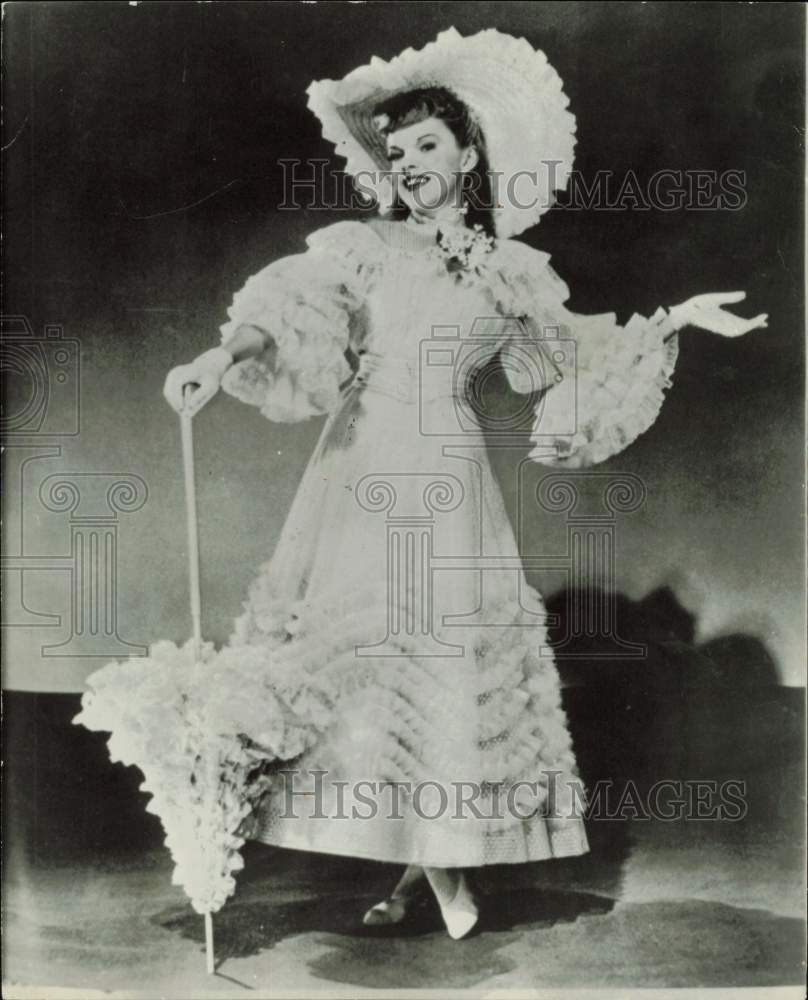 1976 Press Photo Actress Judy Garland poses in a costume from one of her films - Historic Images