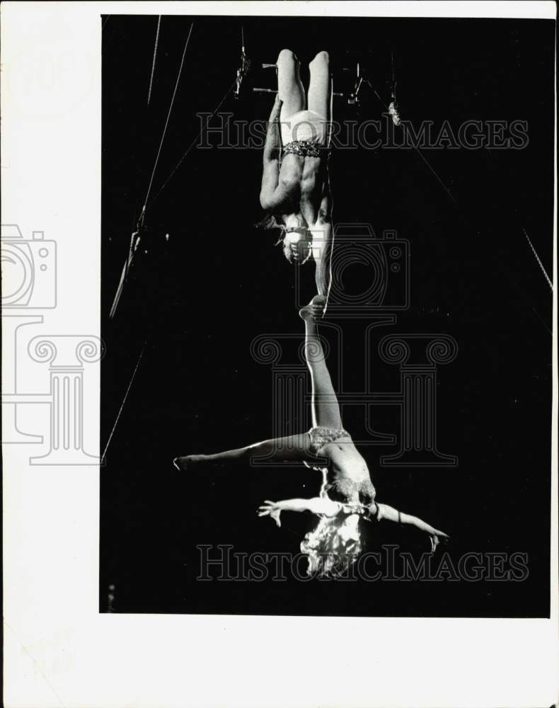 1977 Press Photo Jean Smith and Captain Circus swing in their trapeze act- Historic Images