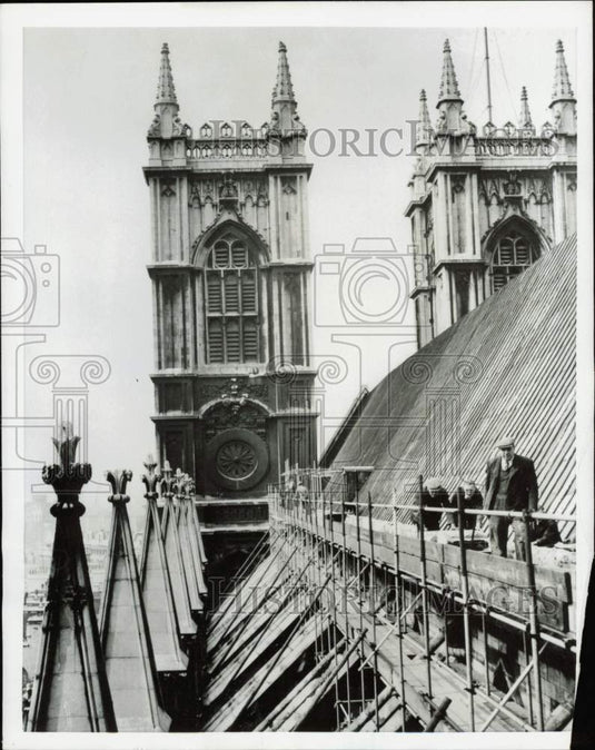 1954 Press Photo Workmen begin restoration project of Westminster Abbey, London - Historic Images