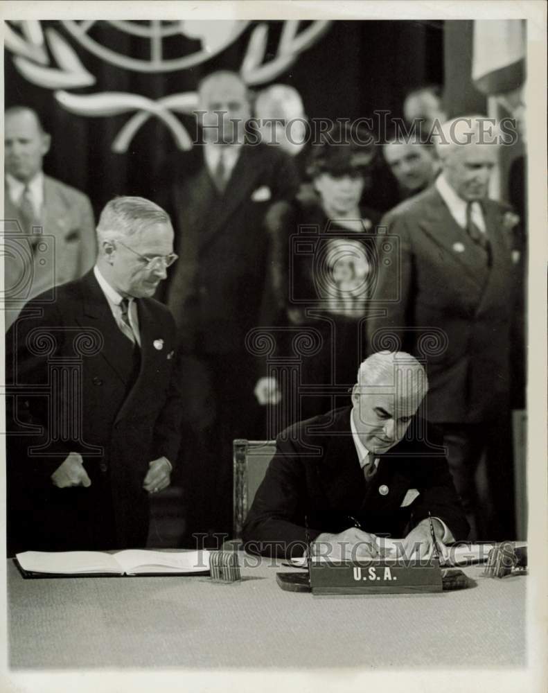 1945 Press Photo Edward Stettinius signs UN Charter for the United States - Historic Images