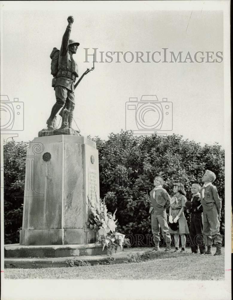 1959 Press Photo Group of Scouts at a statue in Clearwater&#39;s Memorial Causeway - Historic Images