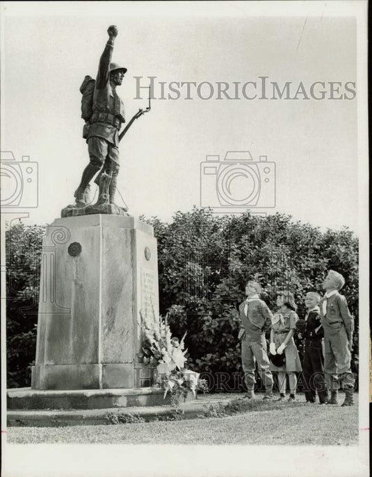 1959 Press Photo Group of Scouts at a statue in Clearwater's Memorial Causeway - Historic Images