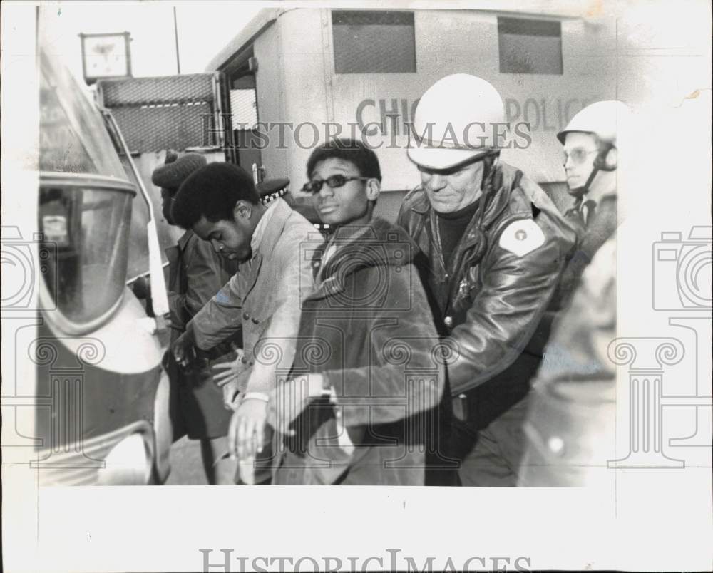 1971 Press Photo Youths are arrested outside of the Chicago Vocational School - Historic Images