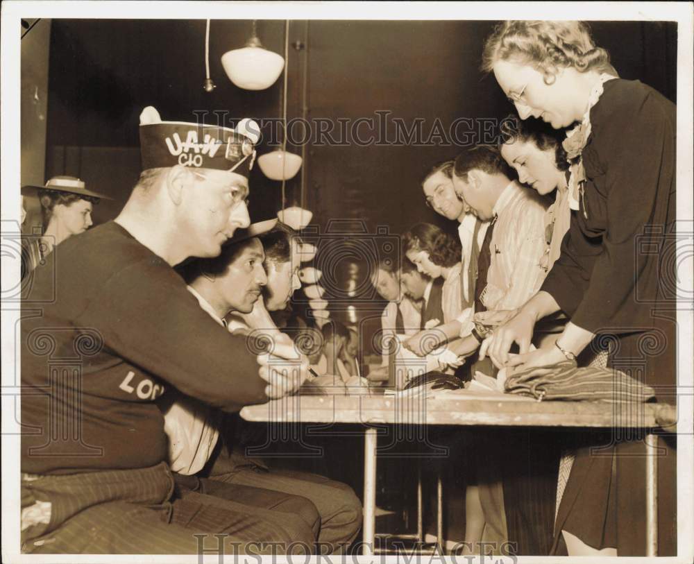 1941 Press Photo Challenge votes are taken out of ballot box, Ford Motor UAW-CIO - Historic Images